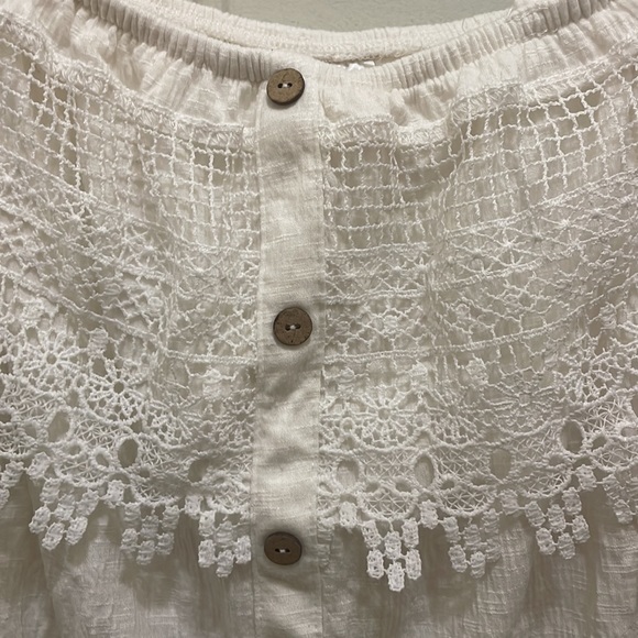 NO BOUNDARIES, NWT Size L white Off The shoulder top with adjustable straps. - Picture 2 of 6